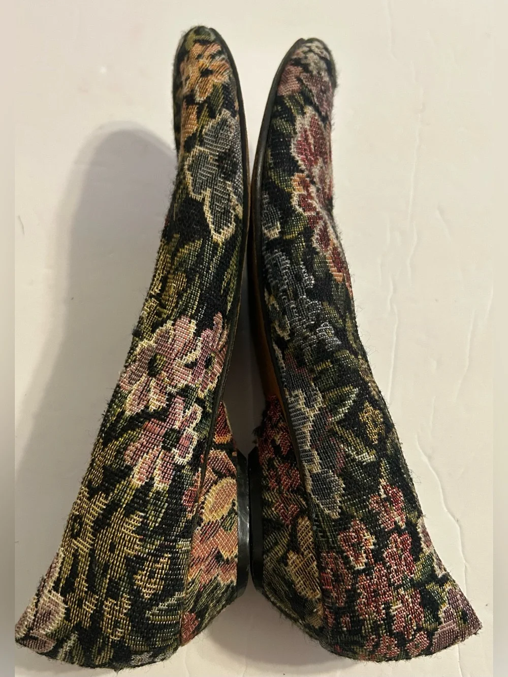 Vintage Floral Pointed-Toe Flats in Multi-Color size 8